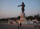 メコン川の畔に立つシーサワンウォン王像