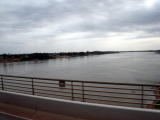 メコン川に架かる国境の友好橋を渡る